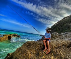 bambino-seduto-che-pesca