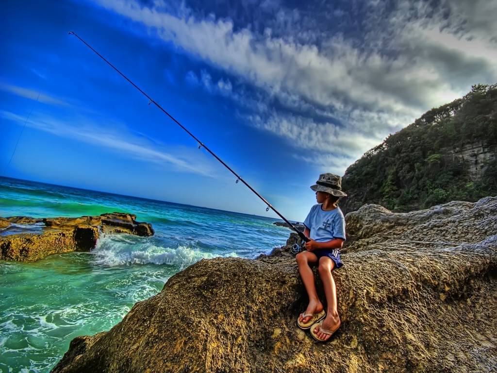 bambino-seduto-che-pesca