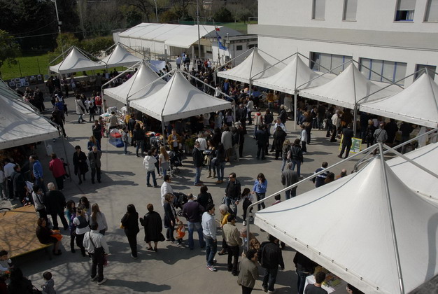Mercatino di solidarietà Ascoli Piceno, ospite Papa Waigo
