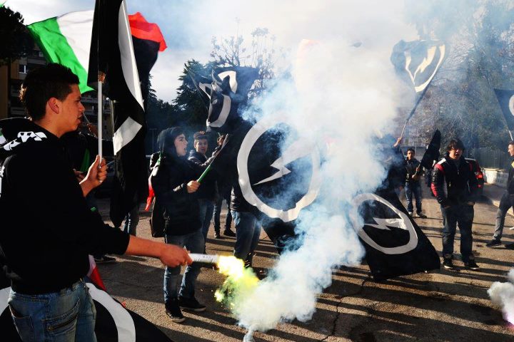blocco casapound davanti alle commerciali di ascoli piceno