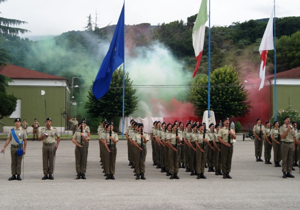 Le Volontarie del 2 Blocco cantano linno di Mameli