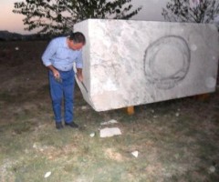 uno scultore con il blocco di travertino