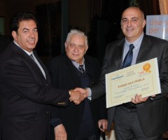 Pasquale Perla, vincitore del V premio ANAP "Franco Saldari" premiato dal presidente Confartigianato, Moreno Bruni