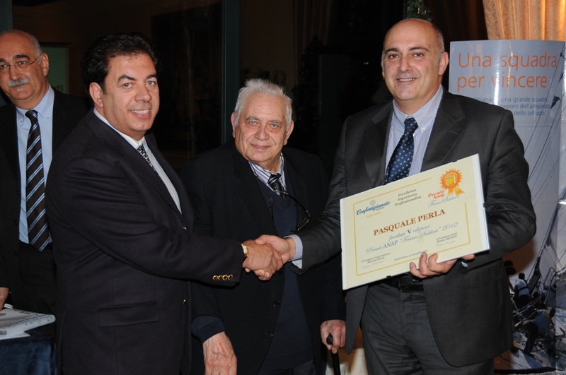 Pasquale Perla, vincitore del V premio ANAP "Franco Saldari" premiato dal presidente Confartigianato, Moreno Bruni
