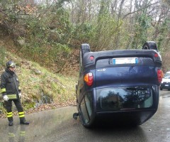 macchina incidente castel trosino