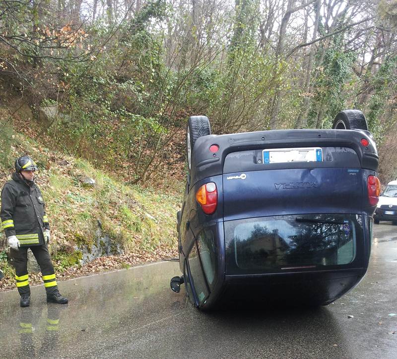 macchina incidente castel trosino