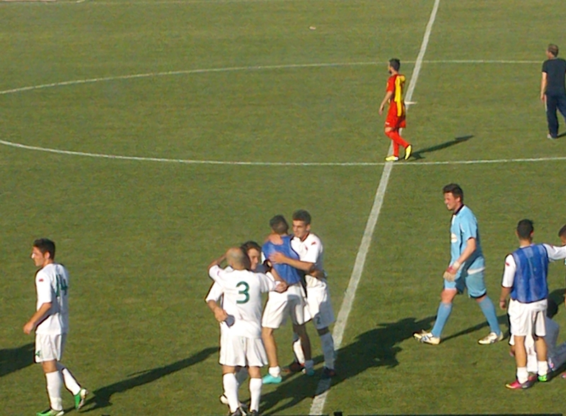 I festeggiamenti dei giocatori dellAlba Adriatica al termine del match