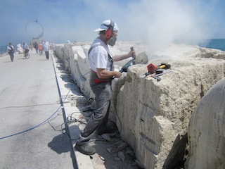 scultori al lavoro sul molo2