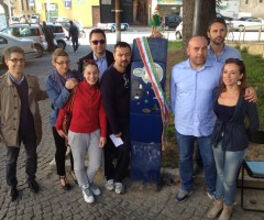 alveare vicino parcometro con fascia tricolore