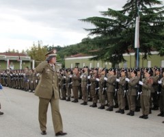 Il generale Toscani De Col passa in rassegna lo schieramento