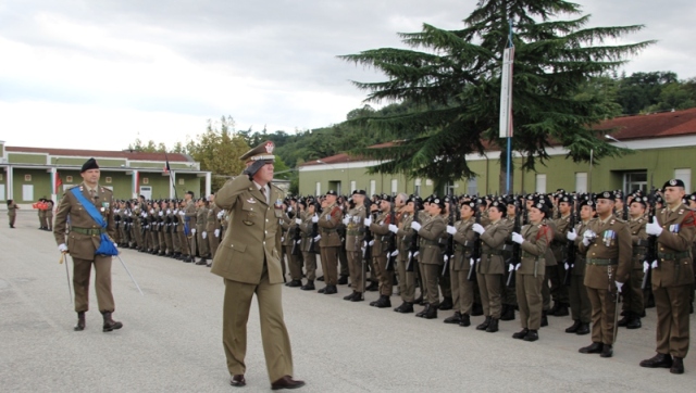 Il generale Toscani De Col passa in rassegna lo schieramento