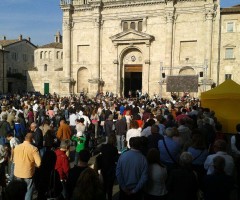 foto fedeli fuori dal duomo