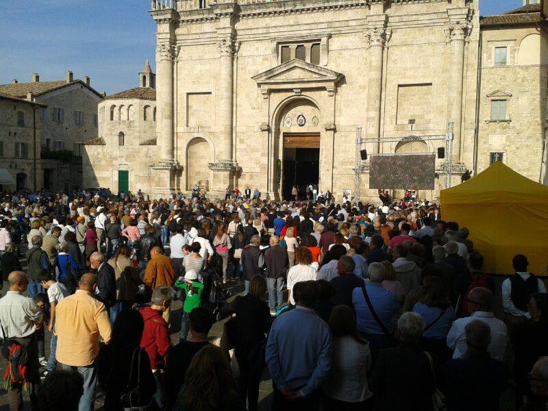 foto fedeli fuori dal duomo