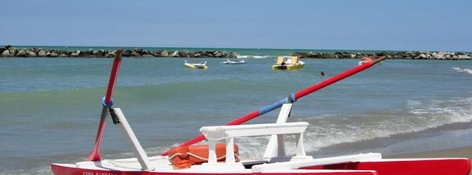 Bagnini al lavoro sulla spiaggia sambenedettese.