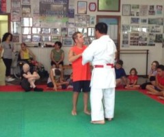 un'immagine dal corso di autodifesa del maestro di karate Graziano Ciotti