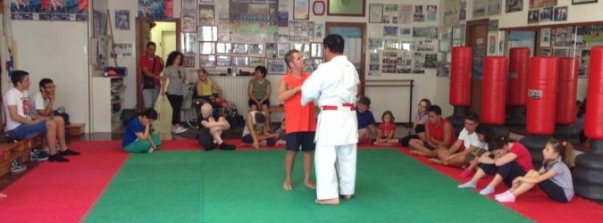 un'immagine dal corso di autodifesa del maestro di karate Graziano Ciotti