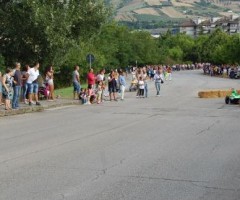 Un momento del gran premio delle carrozzette, uno dei giochi della tradizione della sagra di bacco.