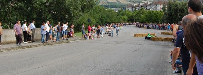 Un momento del gran premio delle carrozzette, uno dei giochi della tradizione della sagra di bacco.