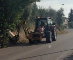 Il sindaco Alessandro Luciani e l'assessore Gianluca Straccia raggiungono un accordo con la Provincia per il ripristino della sicurezza lungo la stradaprovinciale 81. Il Comune di Spinetoli sta provvedendo al taglio dell'erba sul ciglio stradale.