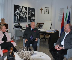 Naponiello durante un incontro in Comune
