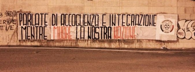 Lo striscione di protesta di CasaPound contro il seminario sull'accoglienza organizzato dalla Fondazione Lavoroperlapersona
