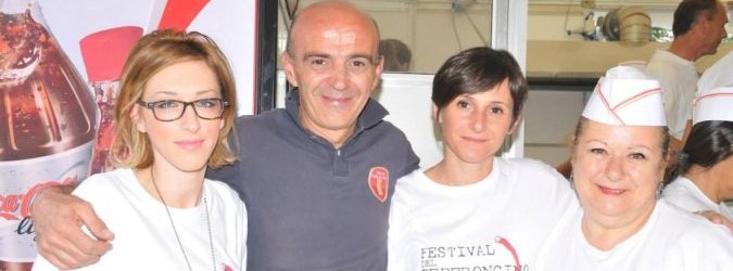 Il presidente Gabriele Gagliardi con lo staff del festival del peperoncino