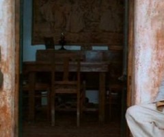 Massimo Troisi e Philippe Noiret sul set de Il Postino. Lo scenografo e la costumista del film saranno in Ascoli giovedì 29 gennaio.