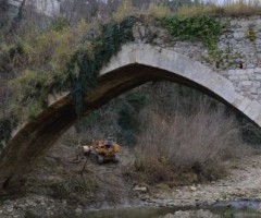 Italia Nostra segnala il ponte rotto sul fiume Chiaro