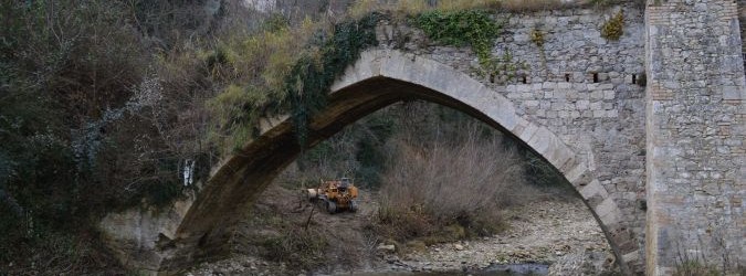Italia Nostra segnala il ponte rotto sul fiume Chiaro