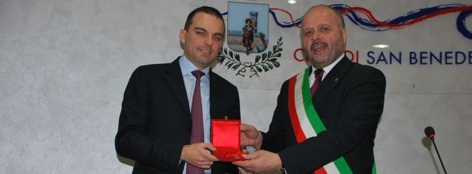 Giovanni Gaspari consegna il premio Truentum ad Andrea Novelli