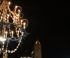 Sono stati da poco posizionati i lampadari di Carnevale in Piazza del Popolo.