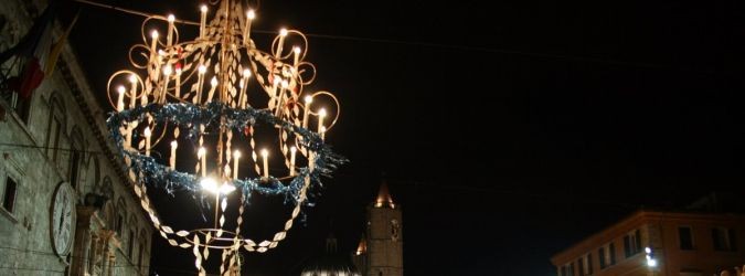 Sono stati da poco posizionati i lampadari di Carnevale in Piazza del Popolo.