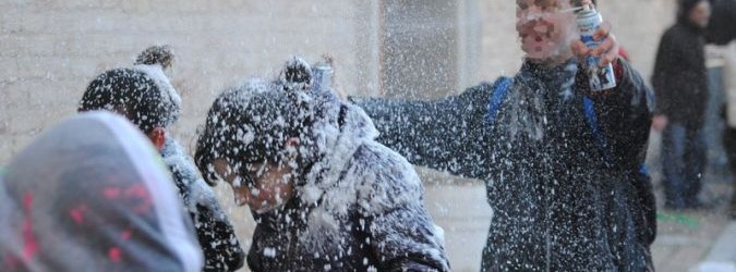 Guido castelli ha emesso due ordinanze per Carnevale che vietano bottiglie di vetro, lattine e bombolette spray