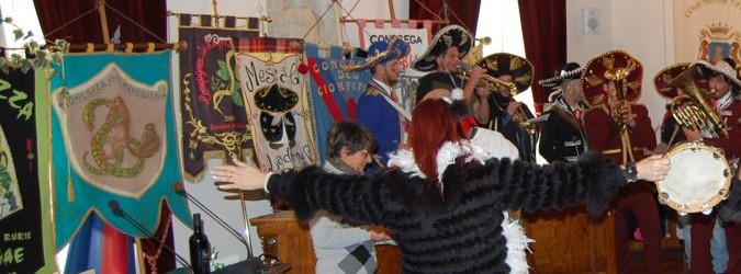 La congrega delle rondinelle riceve le chiavi della città di Offida.