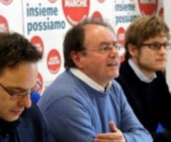 Edoardo Mentrasti col gruppo di Altre Marche