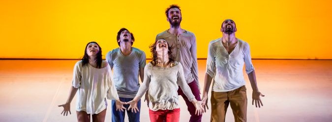 Il sabato della settimana della famiglia con lo spettacolo hopera baby