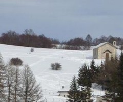 Forca Canapine. In lontananza, la chiesetta