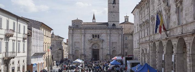 Il raduno di auto in piazza Arringo