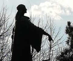 ascoli celebra cecco statua