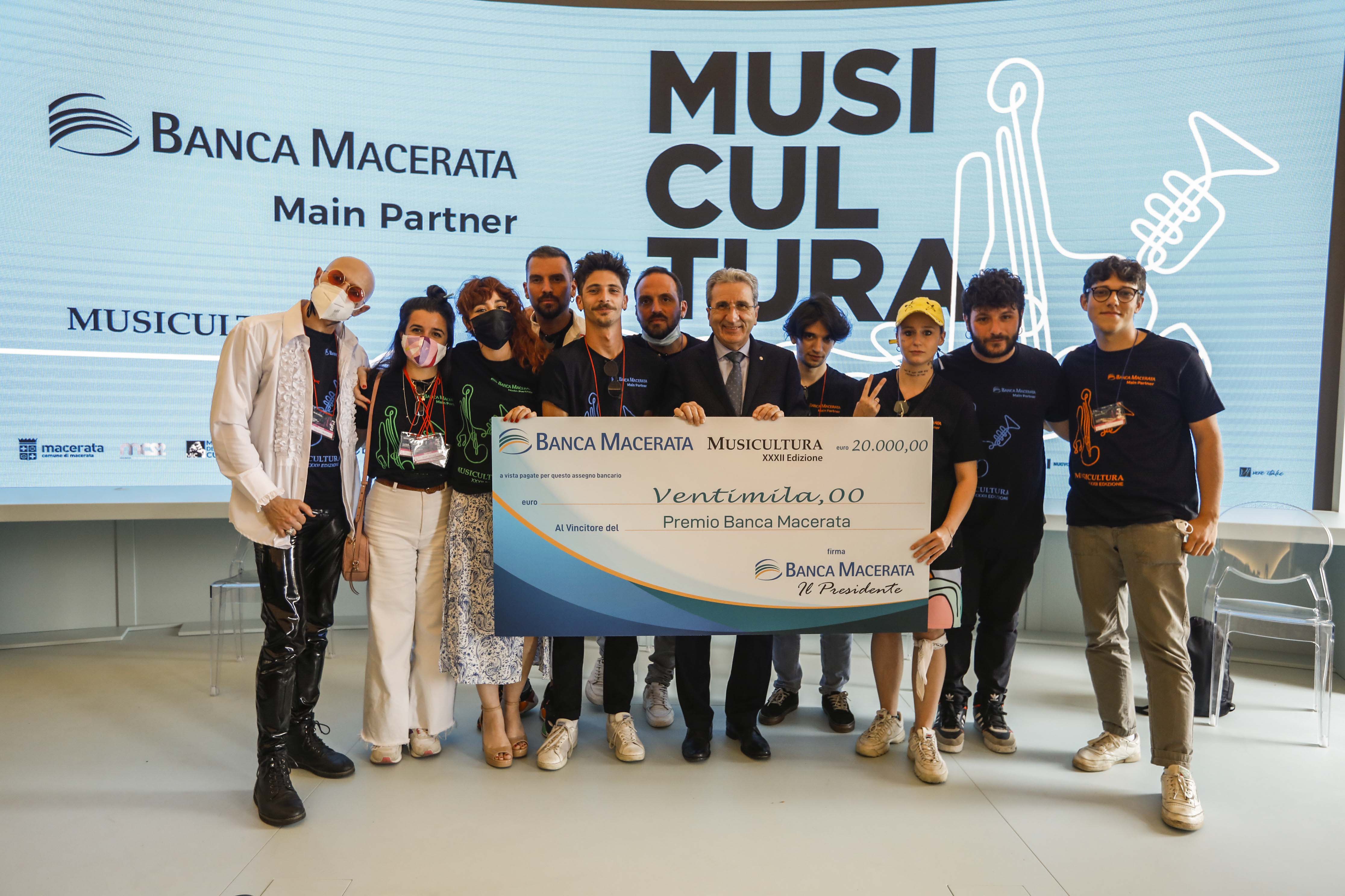 I Vincitori di Musicultura 2021 con il Presidente di Banca Macerata Ferdinando Cavallini e assegno1