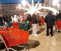 ancona manifestazione carrelli vuoti 5