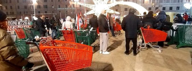 ancona manifestazione carrelli vuoti 5