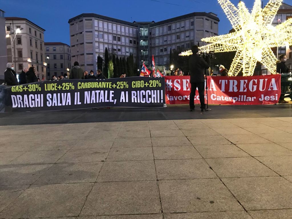 ancona manifestazione piazza pertini carrelli vuoti1