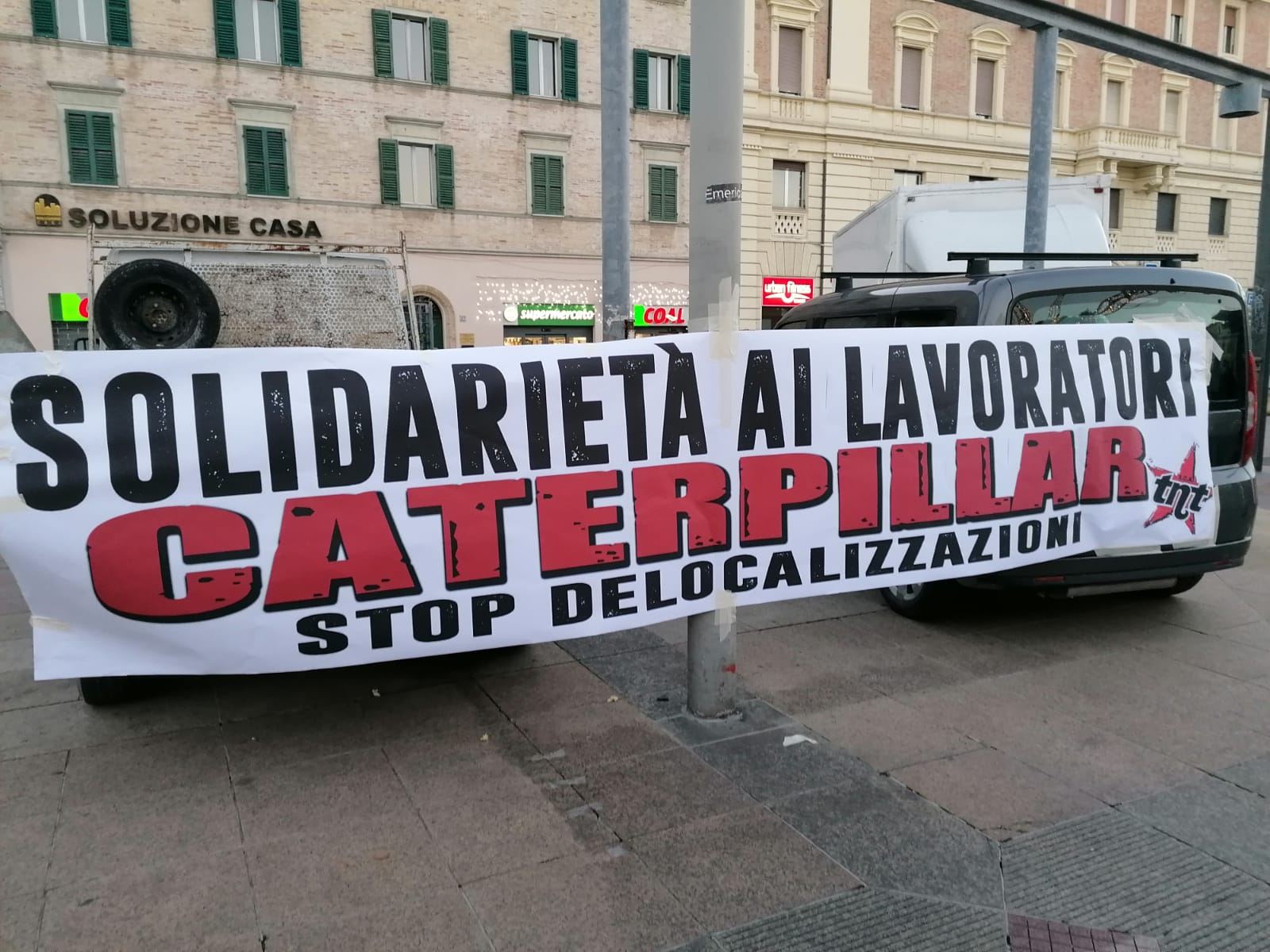 ancona solidarietà striscione