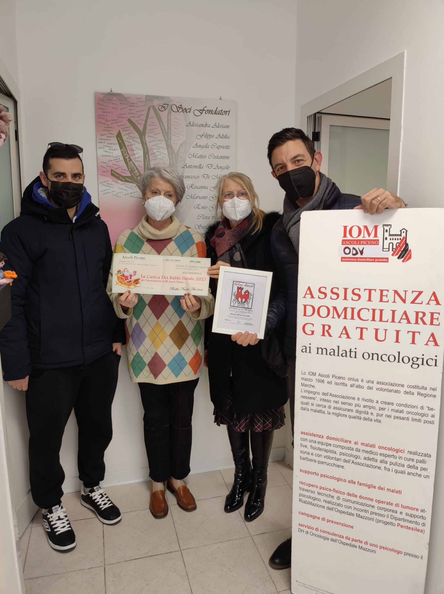 ascoli piceno consegna fondi la carica dei babbi natale 2021 allo iom