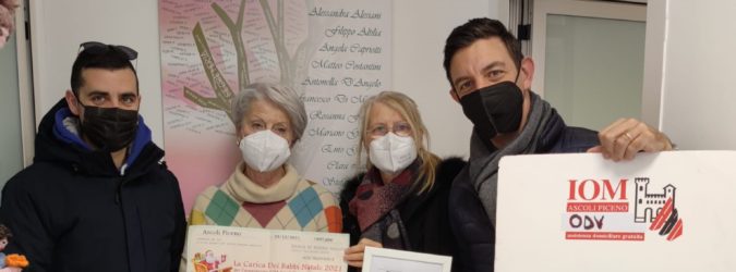 ascoli piceno consegna fondi la carica dei babbi natale 2021 allo iom