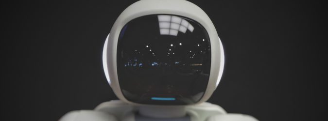 L'intelligenza artificiale ha rivoluzionato diversi settori, ottimizzando processi, migliorando l'efficienza e aprendo nuove opportunità. In ambito produttivo, per esempio, l'IA ha reso possibile l'automazione di compiti ripetitivi e la gestione intelligente della catena di approvvigionamento, mentre nell'assistenza sanitaria alla diagnosi più accurata delle malattie, alla scoperta di nuovi farmaci e all'assistenza personalizzata ai pazienti. Anche campi completamente differenti, come quello del marketing, si stanno avvalendo con profitto dei sistemi di machine learning per ottenere una segmentazione avanzata dei clienti, una migliore previsione delle tendenze di mercato e la personalizzazione delle offerte, grazie all'elaborazione dei big data raccolti online e della loro analisi in tempo reale. Persino quei settori già a elevato tasso tecnologico, vedi il caso delle società di gaming, hanno potuto trarre enormi benefici dall'uso dell'intelligenza artificiale, che per esempio sulle piattaforme dedicate agli svaghi come il poker viene utilizzata non soltanto per migliorare la creazione dei passatempi da un punto di vista di replicazione delle meccaniche di gioco, ma anche per implementare soluzioni avanzate dal punto di vista della personalizzazione dell'offerta, dell'assistenza clienti e della protezione dei dati. Come si può intuire, l'IA coinvolge dunque settori molto differenti tra loro, ponendosi come una soluzione adattabile alle esigenze più disparate. Implicazioni dell'IA sull'occupazione Accanto ai numerosi benefici ottenuti dalle aziende, l'introduzione dell'IA ha generato preoccupazioni riguardo all'impatto sull'occupazione. Se l'automazione porta a una maggiore efficienza e riduzione dei costi per le aziende, secondo alcuni essa può al tempo stesso anche comportare la sostituzione di alcune mansioni svolte dall'uomo. Il rischio che viene evidenziato dai meno ottimisti è quello per cui diversi posti di lavoro potrebbero essere completamente automatizzati e affidati alle macchine, mentre altri richiederanno una riconversione delle competenze per adattarsi alle nuove esigenze del mercato. In realtà i timori non sono del tutto fondati, se si considera che la stessa IA può anche creare nuove opportunità occupazionali, aprendo la strada a nuove professioni e all'emergere di settori completamente nuovi, un po' come accaduto con la rivoluzione industriale e con l'avvento dei PC, inizialmente temuti e contrastati e oggi divenuti essenziali per lo svolgimento di tutte le attività.