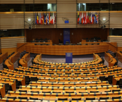 Alessandra Moretti sotto i riflettori di Strasburgo, revocata l’immunità nel caso Qatargate