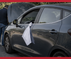 Panno bianco al finestrino dell’auto