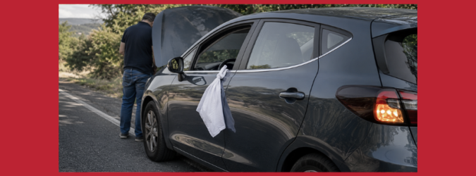 Panno bianco al finestrino dell’auto